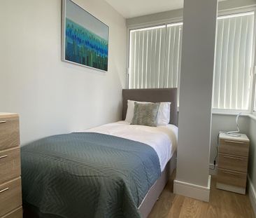 2 bedroom penthouse to rent - Photo 2