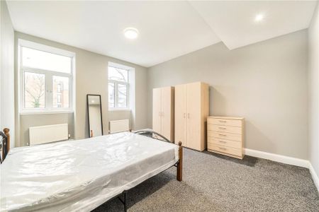 3 bedroom flat to rent - Photo 4