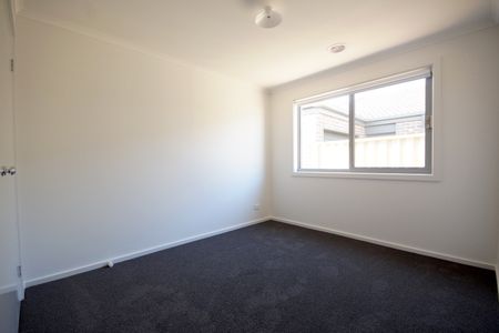 196 Blue Horizons Way, Pakenham VIC 3810 - House For Rent | Domain - Photo 2