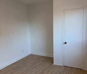 Très beau et grand 4 1/2 2e étage Rue Anna Libre - Photo 5