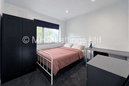 4 Bedroom Mid Terraced House for rent in Park View Road - Photo 2