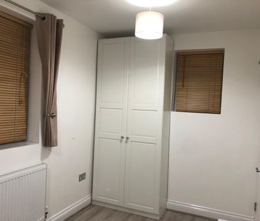 Room in a Shared House, Roman Road, E6 - Photo 5