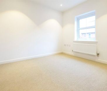 3 bedroom end of terrace house to rent - Photo 4