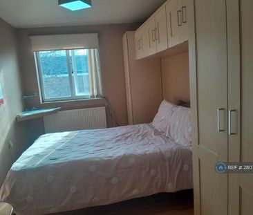 1 bedroom in a house share to rent - Photo 2