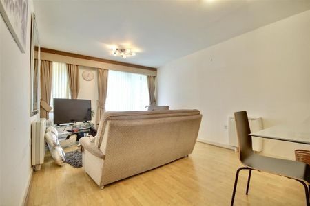 2 bedroom flat to rent - Photo 2