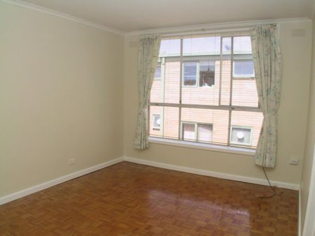 Spacious One-Bedroom Apartment with Modern Amenities and Prime Location - Photo 4