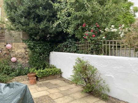 Spacious & light double room. Large family home close to Clapham South and Clapham Junction - Photo 5