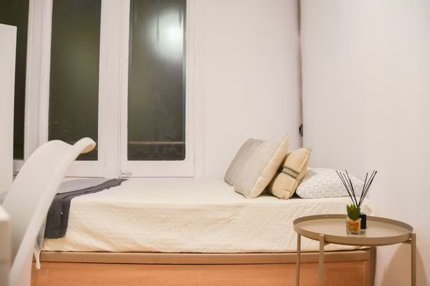 Carrer de Roger de Llúria, Barcelona, Catalonia 08037 - Photo 1