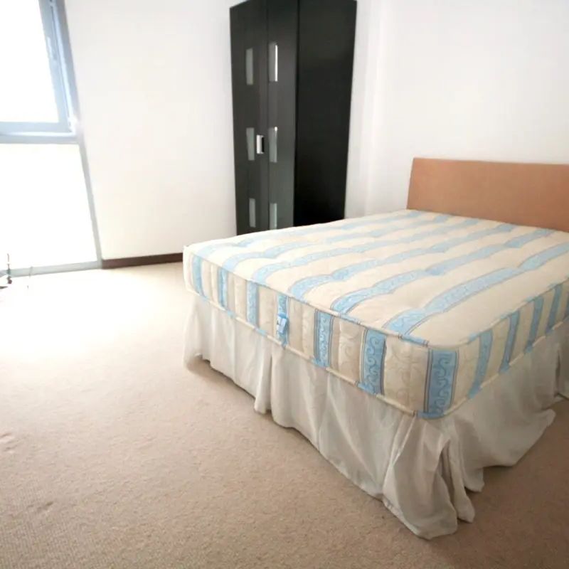 2 bedroom flat in Bridges Court Road - Photo 1