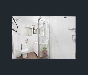 Spacious Top-Floor Apartment, Convenient Location! - Photo 6