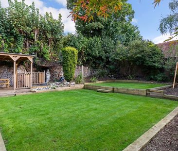 4 bedroom end of terrace house to rent - Photo 2