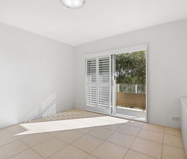 Light Filled Apartment - Photo 4