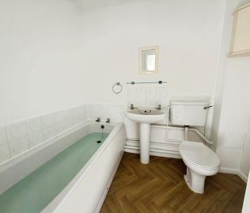 Danbury Crescent, South Ockendon, RM15 - Photo 4