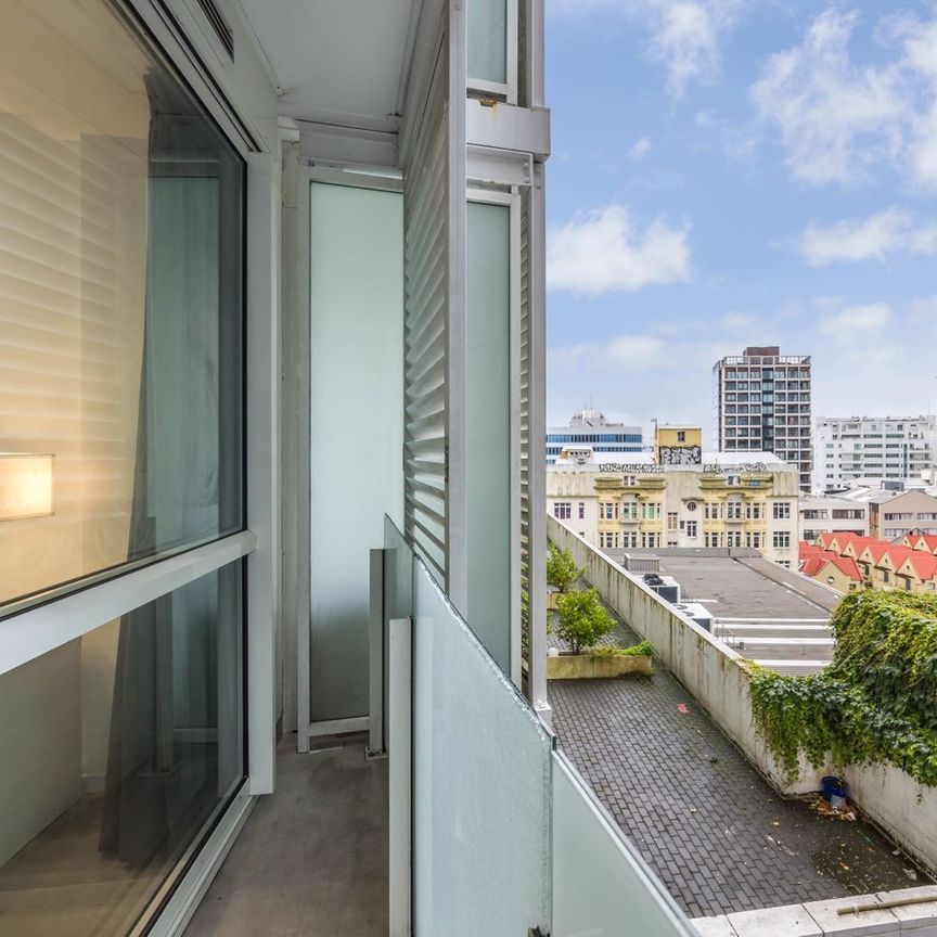 One-Bedroom Apartment in the Prestigious Quadrant - Photo 1