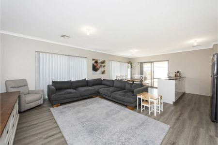 Stylish, Spacious & Seconds from the Sea - With Rear Roller-Door Access - Photo 5