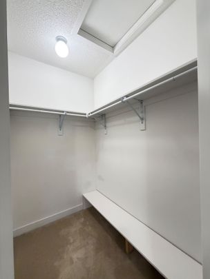 For Lease - 302 Clay Stones Street, Newmarket, Ontario - Photo 1