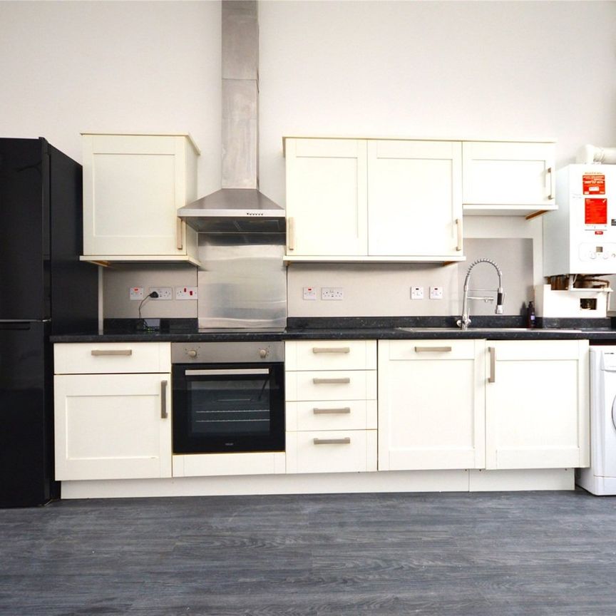 3 Bed Flat, Cargreen Road, SE25 - Photo 1