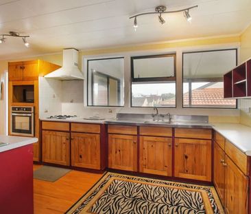 Charming 4BR Family Home in Ranui - Photo 4