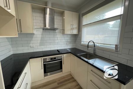 COSY 1 BEDROOM UNIT CLOSE TO SHOPS AND TRANSPORT - Photo 4