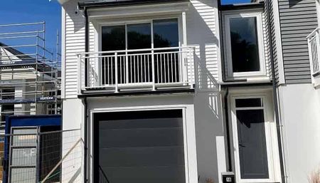 4 Bedrooms, 2 Bathrooms, Garage, Stunning Views!!! - Photo 3