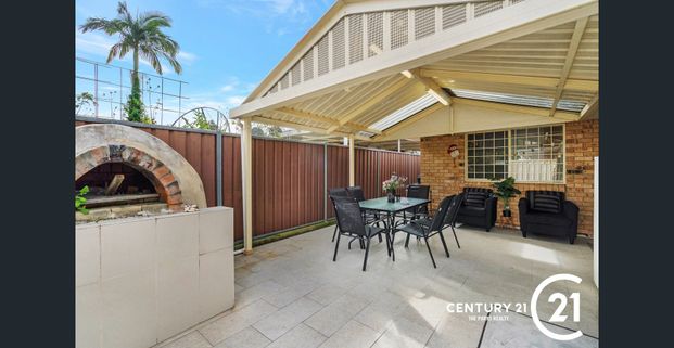 MODERN THREE BEDROOM HOME! - Photo 1