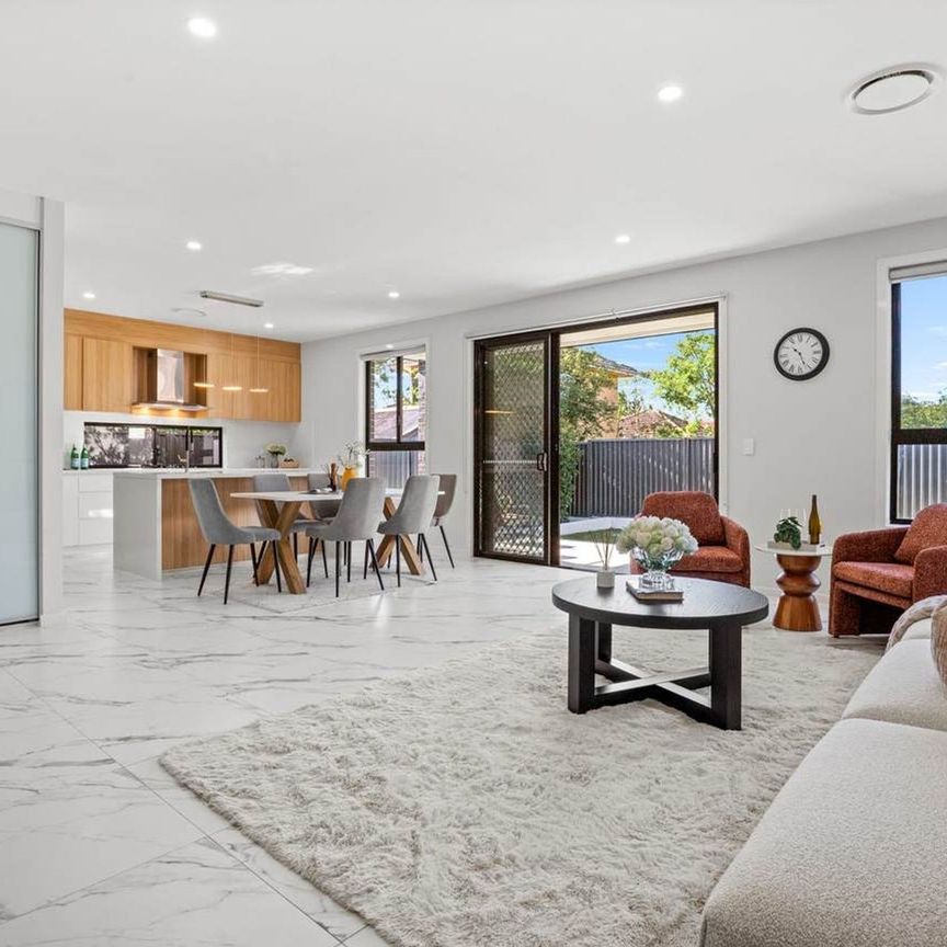 Near-New 5 Bedroom Duplex on Quite Street-Walk to Station and Shops - Photo 1