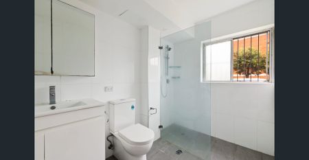 Updated Ground Floor Two-Bedroom Apartment - Photo 3