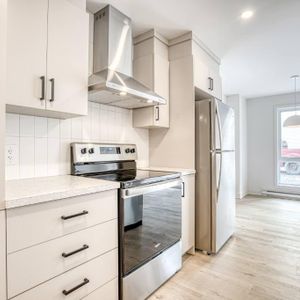 3 1/2 ou 4 1/2 avec Électroménagers et wifi inclus - Stationnement couvert. 1er juillet ! - Photo 2