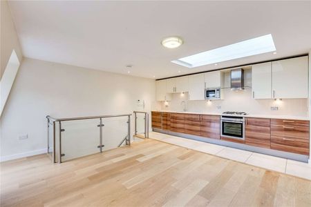 A modern one bedroom home located in a gated mews. - Photo 4