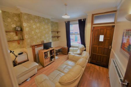4 bedroom House in Burley Lodge Terrace, Leeds - Photo 2