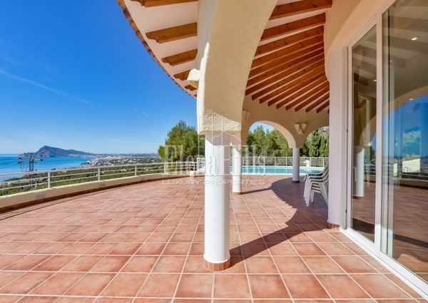 Spacious and luminous villa with private pool, jacuzzi and sea views in Altea, Alicante.