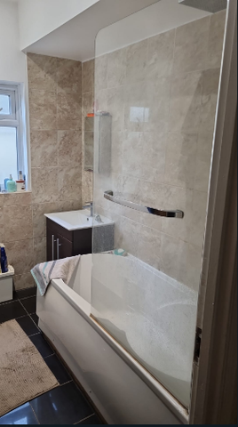 1 bedroom in a house share to rent - Photo 2