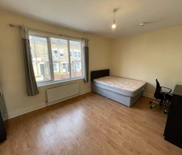 4 bedroom terraced house to rent - Photo 3