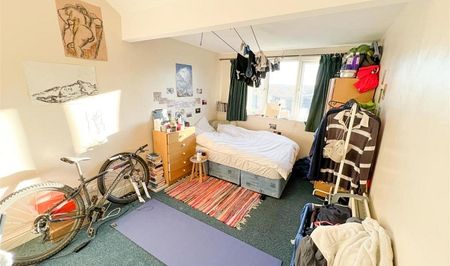 Stylish 9-Bedroom House - Photo 5