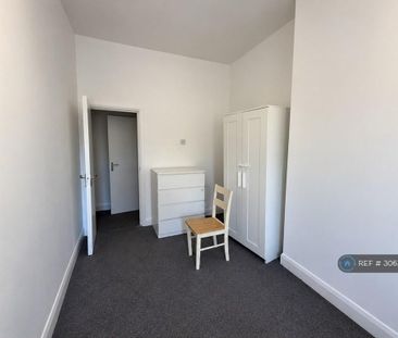 3 bedroom flat to rent - Photo 4