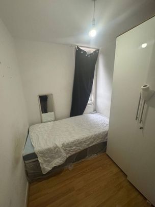 Room in a Shared Flat, Elkington Point, SE11 - Photo 1