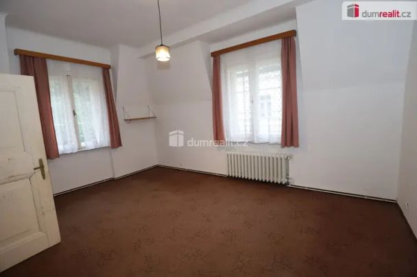 Prostorný slunný byt 4+1 ve třetím patře secesní cihlové budovy v centru Karlových Varů - Photo 1