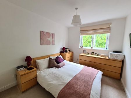 2 bedroom Flat To Let - Photo 2