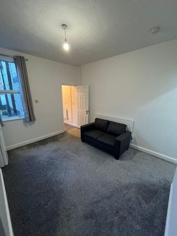 3 bedroom flat to rent - Photo 4