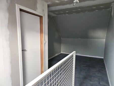 Ruime gezinswoning met tuin en carport in centrum - Photo 5