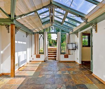 Attractive character cottage in idyllic village setting - Photo 2