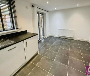 4 bedroom townhouse to rent - Photo 2