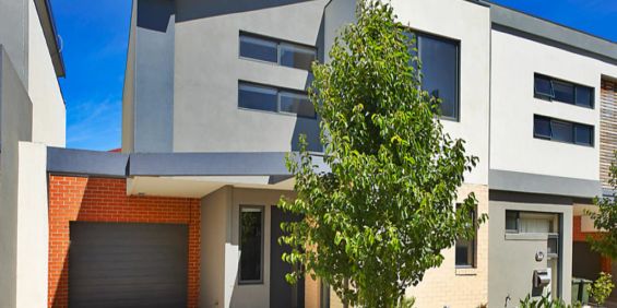 Stylish Townhouse Living in a Prime Brunswick Location - Photo 3