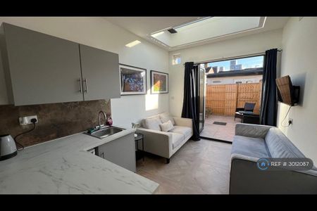 1 bedroom in a house share to rent - Photo 3