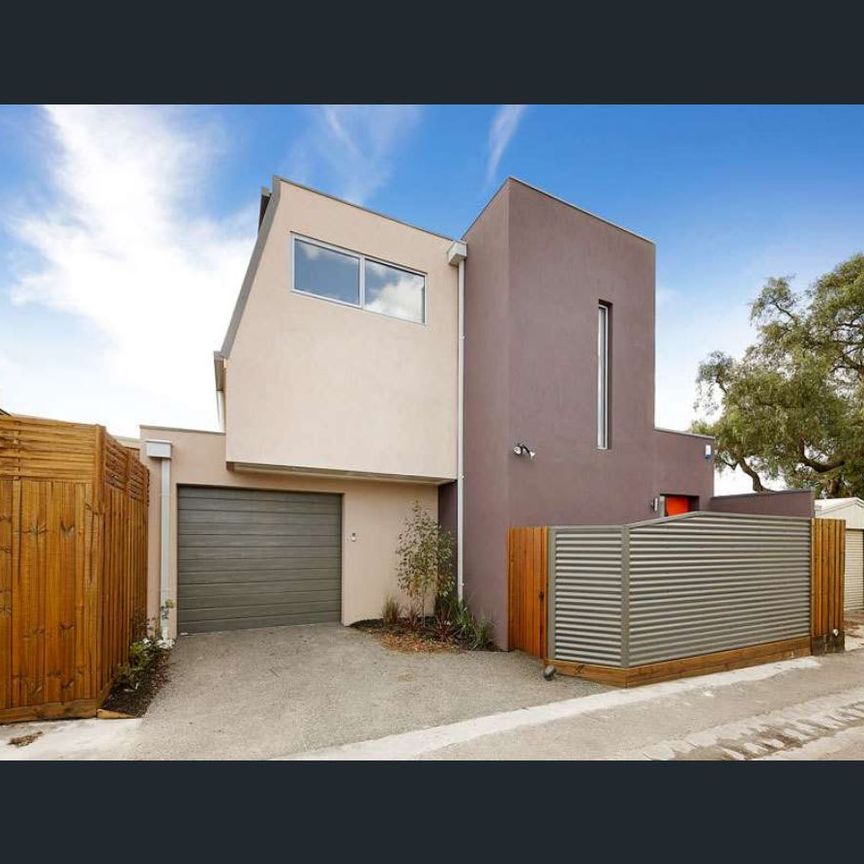 CHARMING 3 BED TOWNHOUSE IN QUIET BURNLEY POCKET - Photo 1