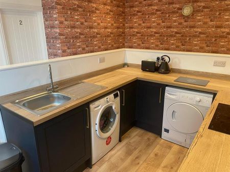 1 bedroom in a house share to rent - Photo 3