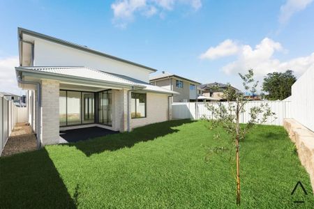 Brand-New Luxury Family Home – Premium Gledswood Hills Location - Photo 3