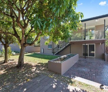 2-LEVEL CONTEMPORARY DUAL LIVING HOME LOCATED IN LEAFY CARINA HEIGHTS! - Photo 4