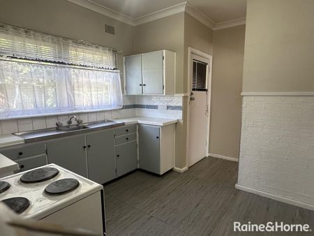 Two Bedroom Home With Spacious Backyard - Photo 5