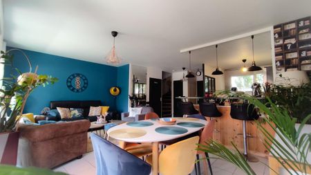 LA LONDE A LOUER MEUBLEE A L'ANNEE Maison de ville T4 +loggia+parking S/S - Photo 5